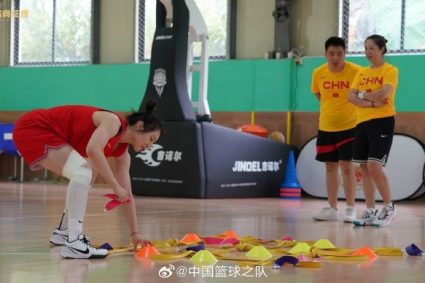 The Chinese basketball team shows the latest training photos of China women’s basketball, such as Li Yuelu & Pan Zhenqi.