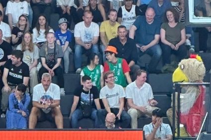 Conspicuous green! A pair of spectators wearing Liao Super Cup appeared at the scene of basketball jersey in Germany.