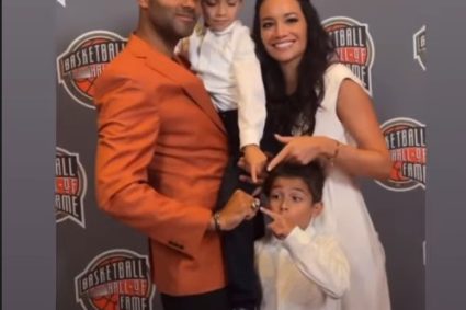 Parker wore a Hall of Fame jacket to take photos with children & girlfriend girlfriend INS forwarding: Wow!