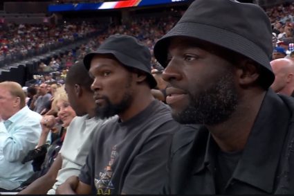 The relationship is still good ~ KD dream chasing sitting together to watch the US men’s basketball warm-up match and wearing the same hat