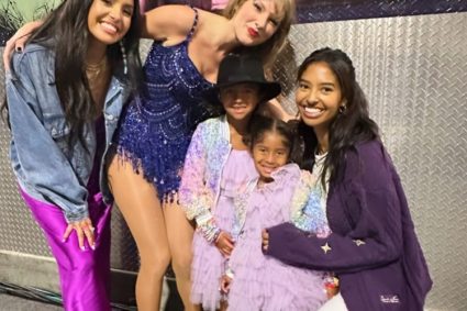 Wanisha bask herself & three daughters take a photo with mildew backstage: Love you forever❤⊙