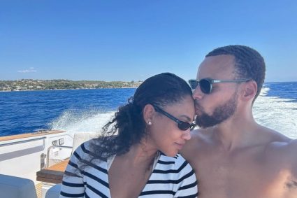 Blue sea and blue skySister-in-law Ku updated social media: spent the most pleasant time with Curry in izira Island, Greece