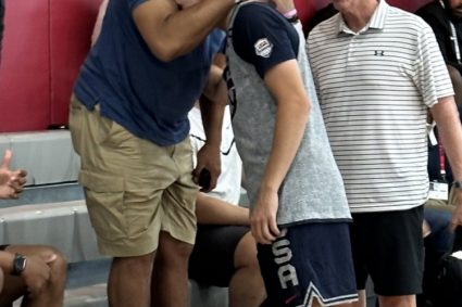 Lakers coach Ham appeared at the US men’s basketball training camp and hugged Reeves.