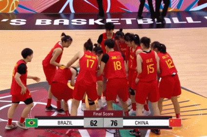 It’s quite easy! After the match, U19 women’s basketball applauded in the midfield circle to celebrate their smiling faces.